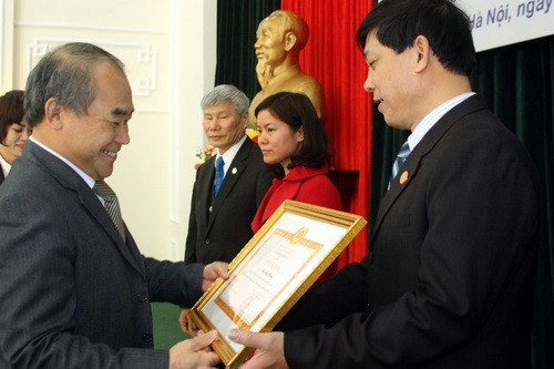Thứ trưởng Nguyễn Vinh Hiển trao tặng bằng khen cho các Đảng bộ có thành tích trong năm nâng cao chất lượng hoạt động Chi bộ