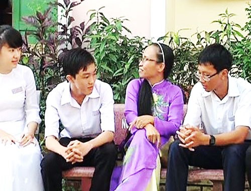 Cô giáo Nguyễn Thị Thúy (thứ 2 từ phải sang) đang trò chuyện cùng các em học sinh thân yêu
