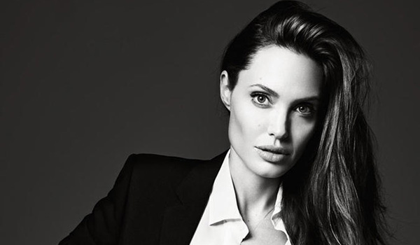 Vẻ gợi cảm và bí ẩn thách thức thời gian của Angelina Jolie