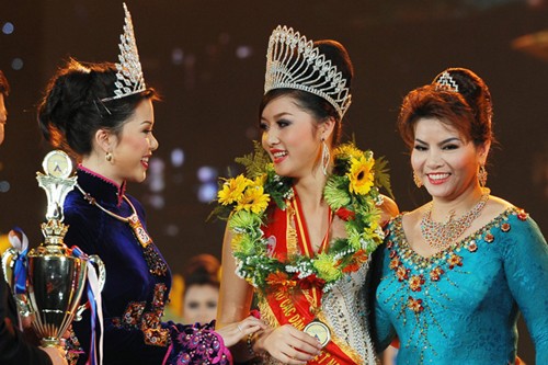 Triệu Thị Hà (giữa) và bà Kim Hồng trong đêm chung kết HH các dân tộc Việt Nam 2011