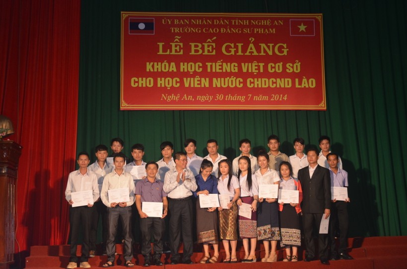 Lễ trao bằng tốt nghiệp cho học sinh Lào