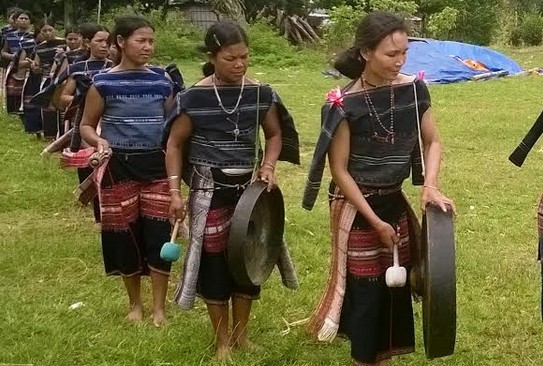  Đội cồng chiêng nữ làng Leng biểu diễn