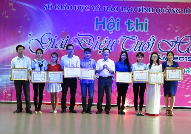 Đồng chí Đoàn Đức Liêm, Giám đốc Sở GD&ĐT tỉnh Quảng Bình trao giấy khen và phần thưởng cho các tiết mục đạt giải.