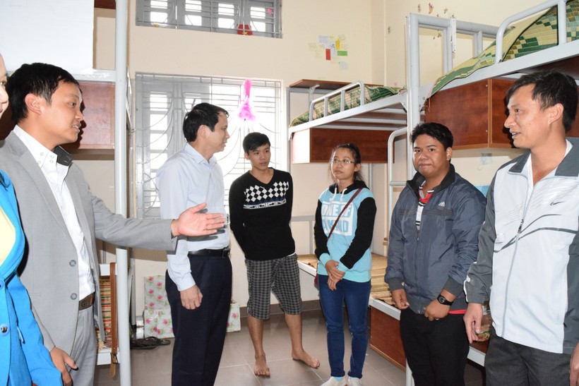 Thứ trưởng Phạm Mạnh Hùng thăm hỏi, động viên các học sinh tỉnh Ninh Thuận đến dự thi đang ở tại KTX trường ĐH Đà Lạt