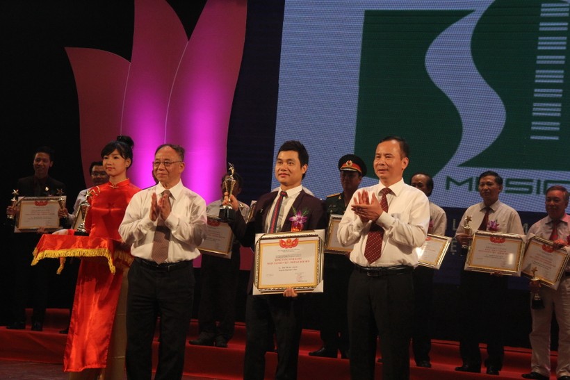 Thầy Đào Tiến Lợi (thứ 3 từ trái qua, hàng trên) tại lễ vinh danh Nhân tài đất Việt năm 2015

