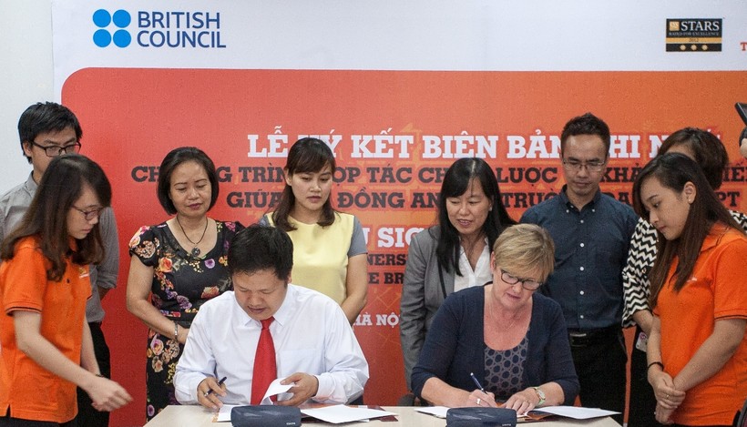 Tiến sĩ Đàm Quang Minh - Hiệu trưởng Trường Đại học FPT và bà Cherry Gough, Giám đốc Hội đồng Anh tại Việt Nam ký kết văn bản hợp tác