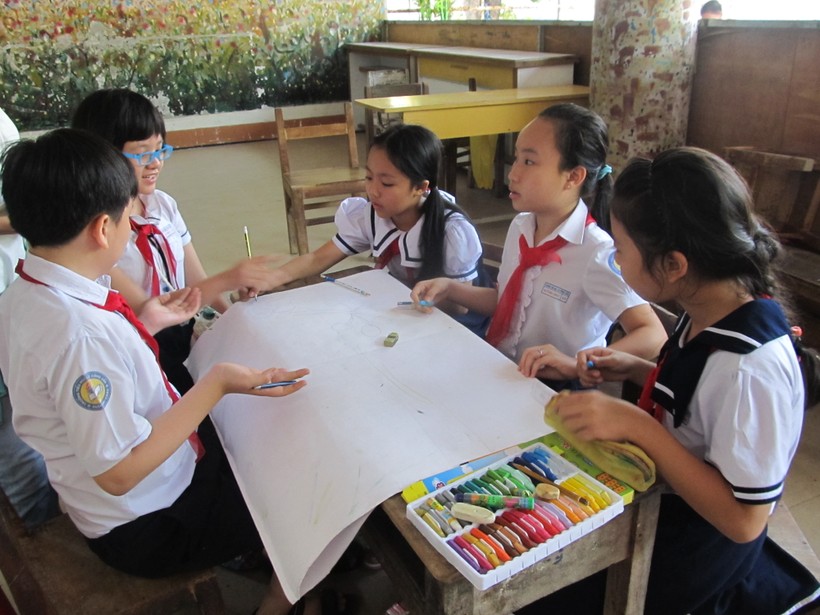 HS đang thảo luận để vẽ tranh trong khuôn khổ hoạt động Ngày hội HS tiểu học do Sở GD&ĐT Đà Nẵng tổ chức