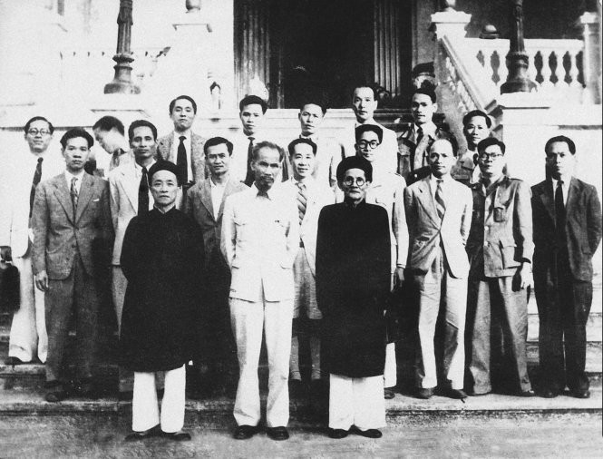 Chính phủ nước Việt Nam dân chủ cộng hòa do Quốc hội thành lập sau tổng tuyển cử ngày 6/1/1946. Đứng cạnh Bác Hồ là cụ Huỳnh Thúc Kháng và cụ Nguyễn Văn Tố. Ảnh tư liệu