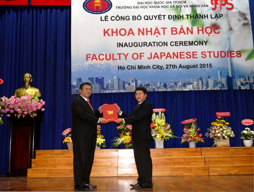 Ông Nguyễn Tấn Phát - Phó Ban Tổ chức cán bộ - ĐHQG TPHCM (trái) trao quyết định thành lập khoa Nhật Bản học cho ông Võ Văn Sen -Hiệu trưởng Trường ĐHKHXH&NV TPHCM