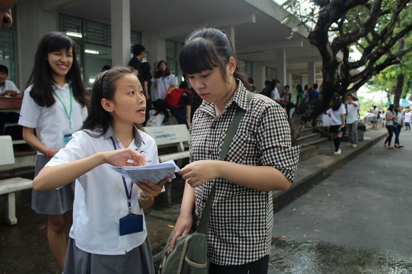 Đội Rình nguyện trường ĐH KHXH&NV (ĐHQG TPHCM) đang hướng dẫn sinh viên nhập học