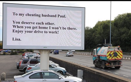 Tấm biển quảng cáo đặc biệt được người vợ Lisa gửi đến người chồng Paul phụ bạc của mình