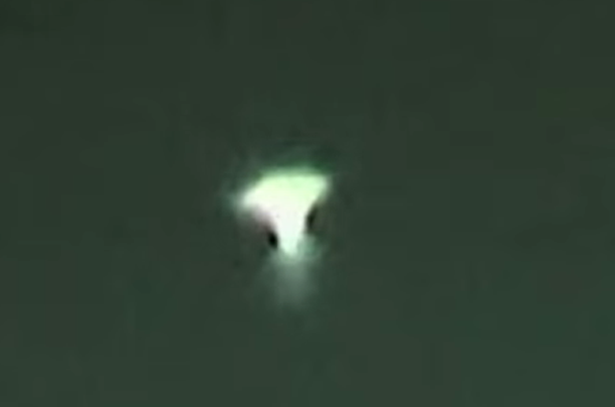UFO hình giống một con sứa sứa do ông Amado ghi lại ngày 11/9.