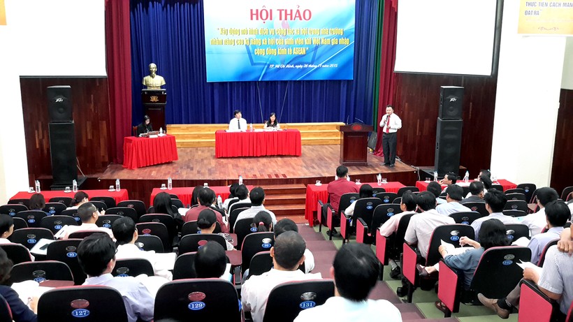 TS. Tăng Hữu Tân (ĐH Tôn Đức Thắng) trình bày tại hội thảo
