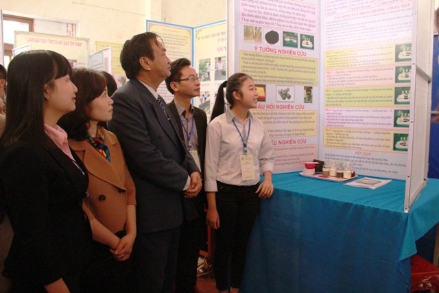 Học sinh trường THPT Chuyên Võ Nguyên Giáp thuyết trình trước Ban Giám khảo về đề tài nghiên cứu