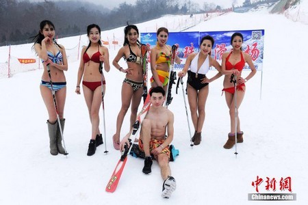 Thuê “chân dài” mặc bikini trượt tuyết để quảng cáo khu resort
