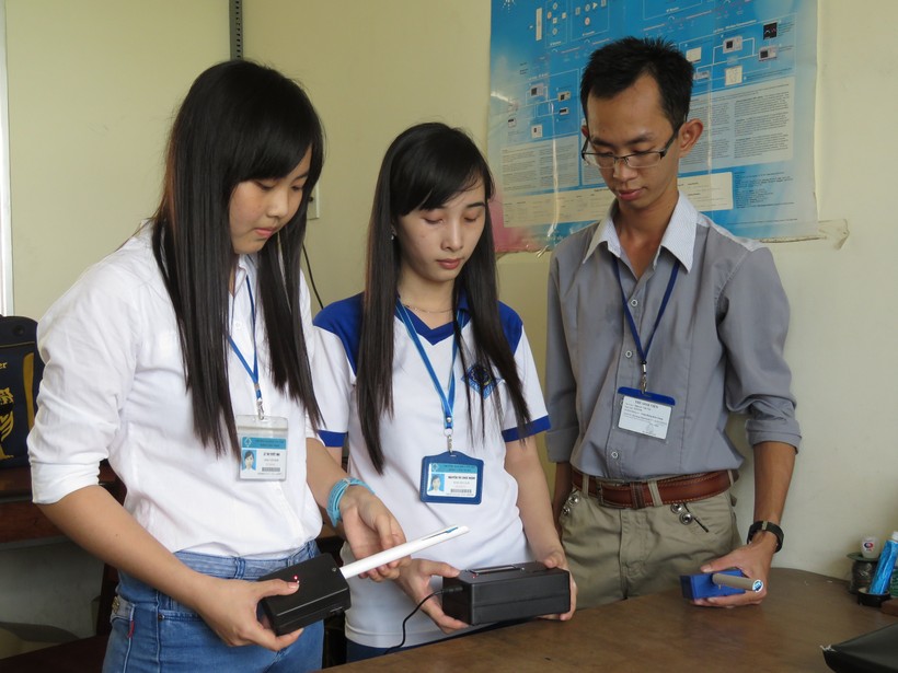 Nhóm sinh viên giới thiệu thiết bị Hệ thống cảm biến không dây phục vụ sản xuất nấm.