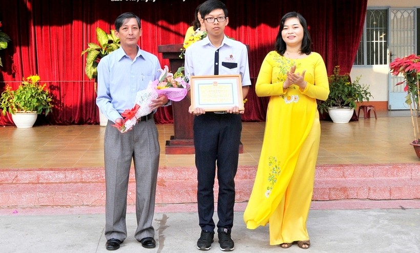 Bà Trần Hồng Thắm - Giám đốc Sở GD&ĐT TP Cần Thơ - khen thưởng HS giỏi Quốc gia năm 2016.