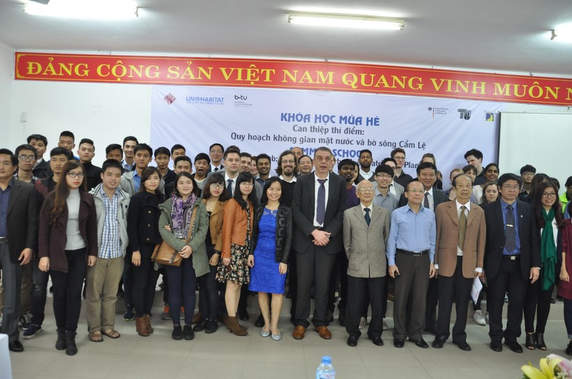 Khóa học Quốc tế mùa hè diễn ra từ ngày 29/2 đến 11/3 với sự tham gia của 50 sinh viên Việt Nam và các nước trên thế giới.
