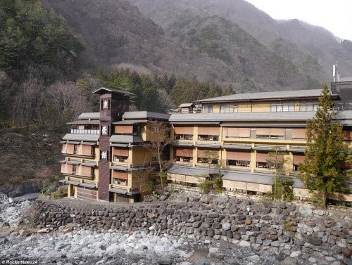 Khám phá bên trong khách sạn lâu đời nhất thế giới ở Nhật Bản