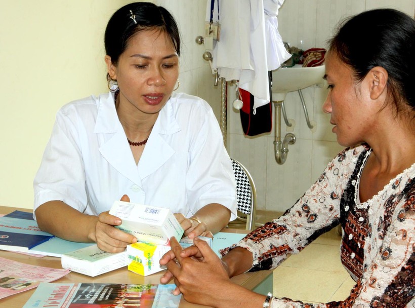 Trẻ nhiễm HIV từ mẹ:  Làm sao để giảm bớt nỗi đau
