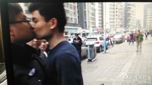 Cuộc ẩu đả lịch sự và “lãng mạn” nhất Trung Quốc: Cưỡng hôn cảnh sát