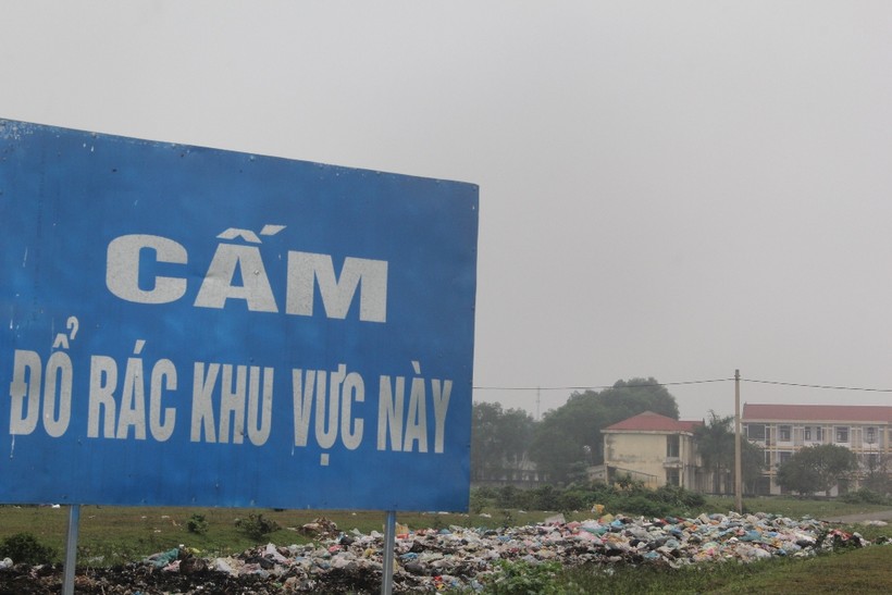 Hà Tĩnh:  Khu tái định cư “biến” thành bãi rác