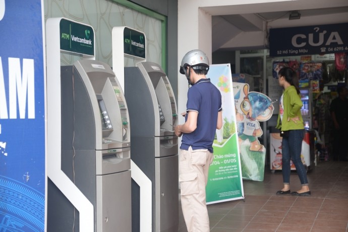 Trẻ dùng thẻ ATM:  Nên hay không?