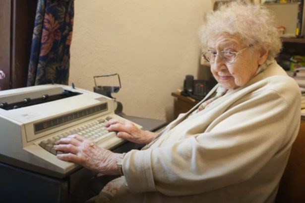 Cụ bà 99 tuổi kỷ niệm 80 năm trong nghề thư ký  