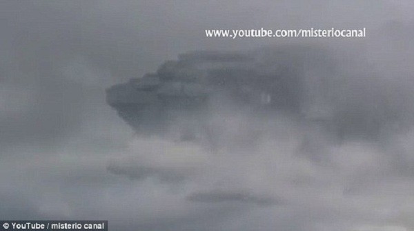 Xôn xao cảnh phi thuyền người ngoài hành tinh “cưỡi mây” ở Peru