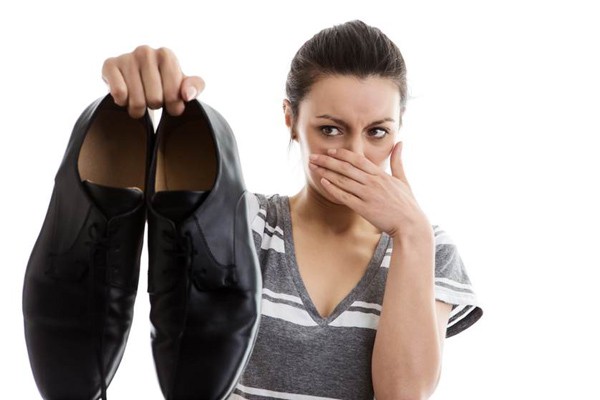 Vợ đòi ly hôn vì không chịu được mùi hôi chân của chồng  