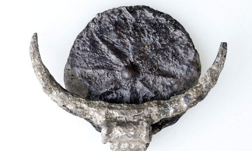 Huy chương bạc khắc ngôi sao 8 cánh được tìm thấy ở Israel. Ảnh: Clara Amit.
