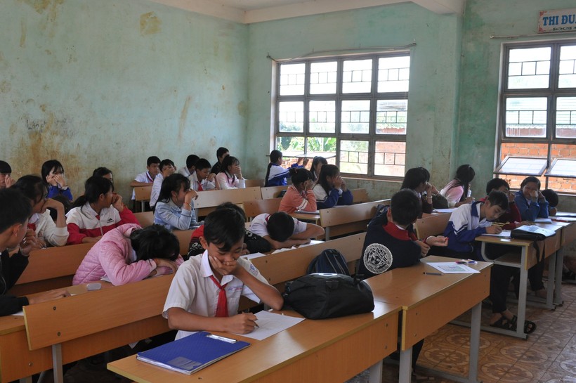 Học sinh của Trường THCS Lê Hồng Phong phải bịt mũi khi đến trường