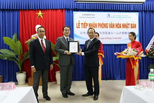 TS Trần Hữu Phúc – Hiệu trưởng Trường ĐH Ngoại ngữ - trao chứng nhận tài trợ cho đại diện tập đoàn Sumimoto.