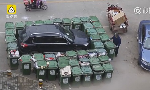 Ôtô bị hàng chục thùng rác quây kín vì đỗ sai  