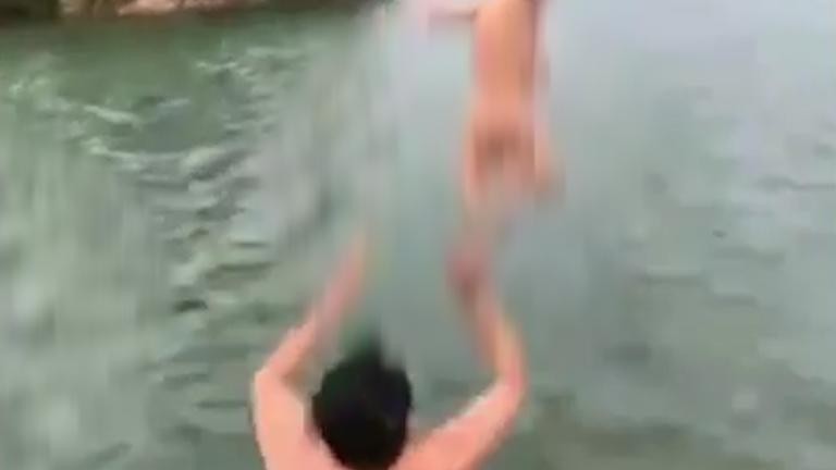 Bố ném thẳng con từ trên vai xuống hồ để dạy bơi 