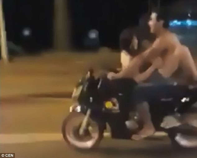Quái dị cặp đôi vừa lái xe máy vừa “quan hệ” trên phố 