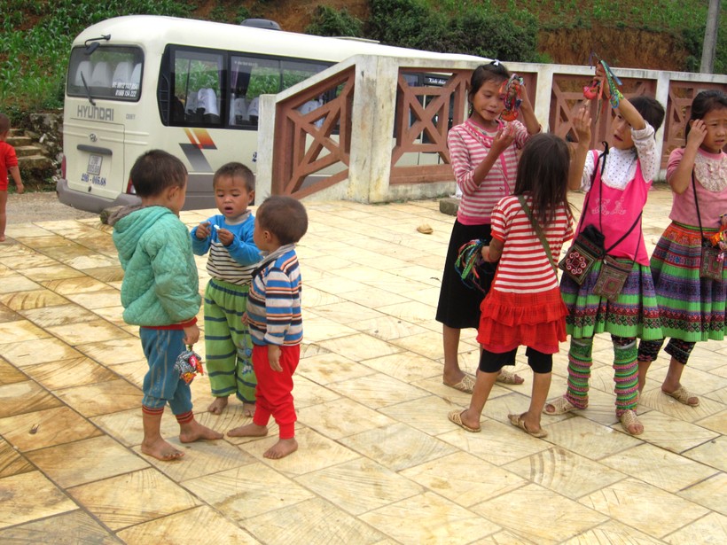 Những đứa trẻ làm du lịch ở thung lũng Tả Van