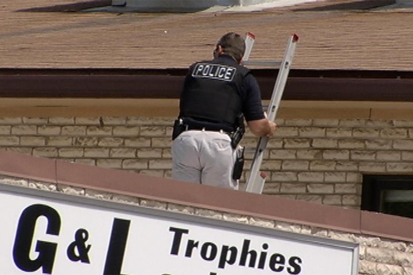 Những vết máu tên trộm để lại trên mái nhà giúp cảnh sát dễ dàng tìm ra nơi ẩn náu của hắn