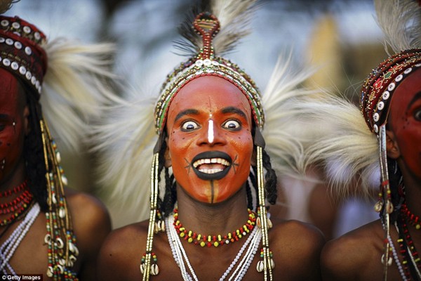 Truyền thống kỳ lạ của các bộ tộc thổ dân châu Phi   