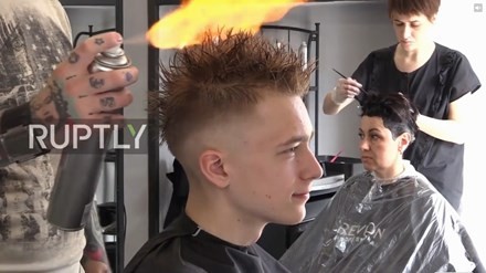 Sốc với màn cắt tóc bằng lửa ở Nga 