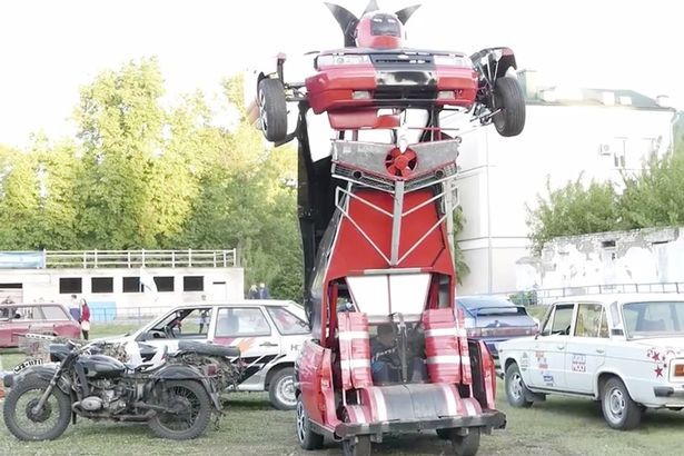 Siêu robot được chế tạo từ xe hơi của bố con nhà Kocherga.