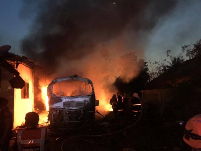 Ngọn lửa bùng cháy bao trùm toàn bộ xe khách khiến 1 người tử vong và 4 người bị thương