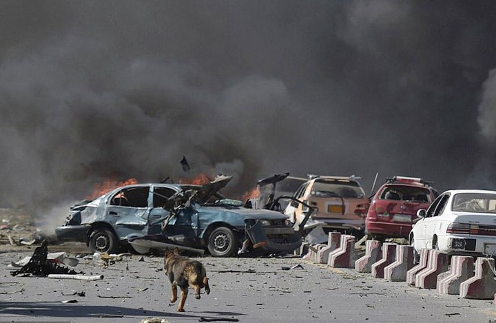 Hình ảnh thảm khốc tại hiện trường vụ đánh bom ở Kabul ngày 31/5