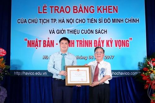 TS Đỗ Minh Chính (bên trái) nhận Bằng khen của 
Chủ tịch UBND TP Hà Nội
