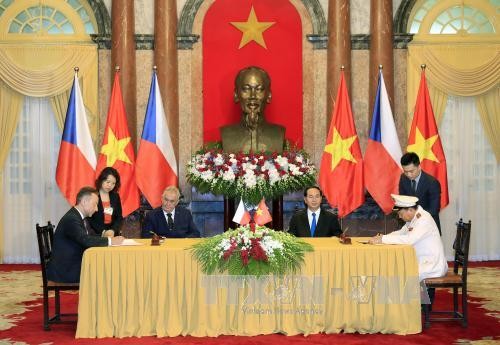 Chủ tịch nước Trần Đại Quang và Tổng thống Milos Zeman chứng kiến lễ ký kết các văn bản hợp tác giữa hai bên


