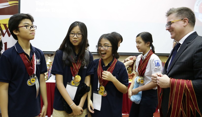 Nguyễn Vũ Huyền Trang (thứ 3 từ trái sang) trong vòng Khu vực The World Scholar’s Cup 2017 vừa tổ chức tại Vinschool