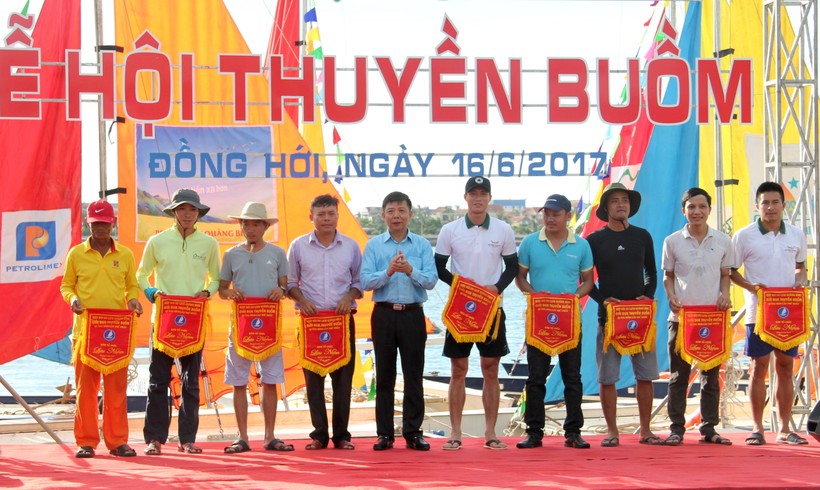 Ông Nguyễn Hữu Hoài, chủ tịch UBND tỉnh Quảng Bình tặng cờ lưu niệm cho các đội thuyền buồm tham gia lễ hội


