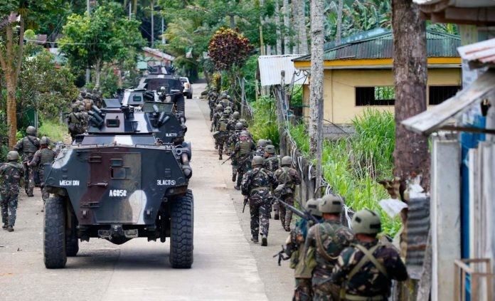 Philippines điều động vũ khí hạng nặng chống IS