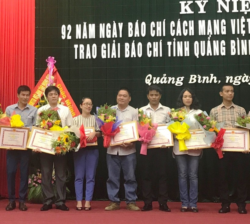 Tác giả Vĩnh Quý (đứng thứ 3 từ phải sang) báo GD&TĐ nhận giải C giải báo chí Quảng Bình lần thứ XI