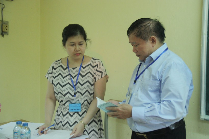 Thứ trưởng Bùi Văn Ga kiểm tra điểm thi Trường THPT Việt Đức (Hà Nội)